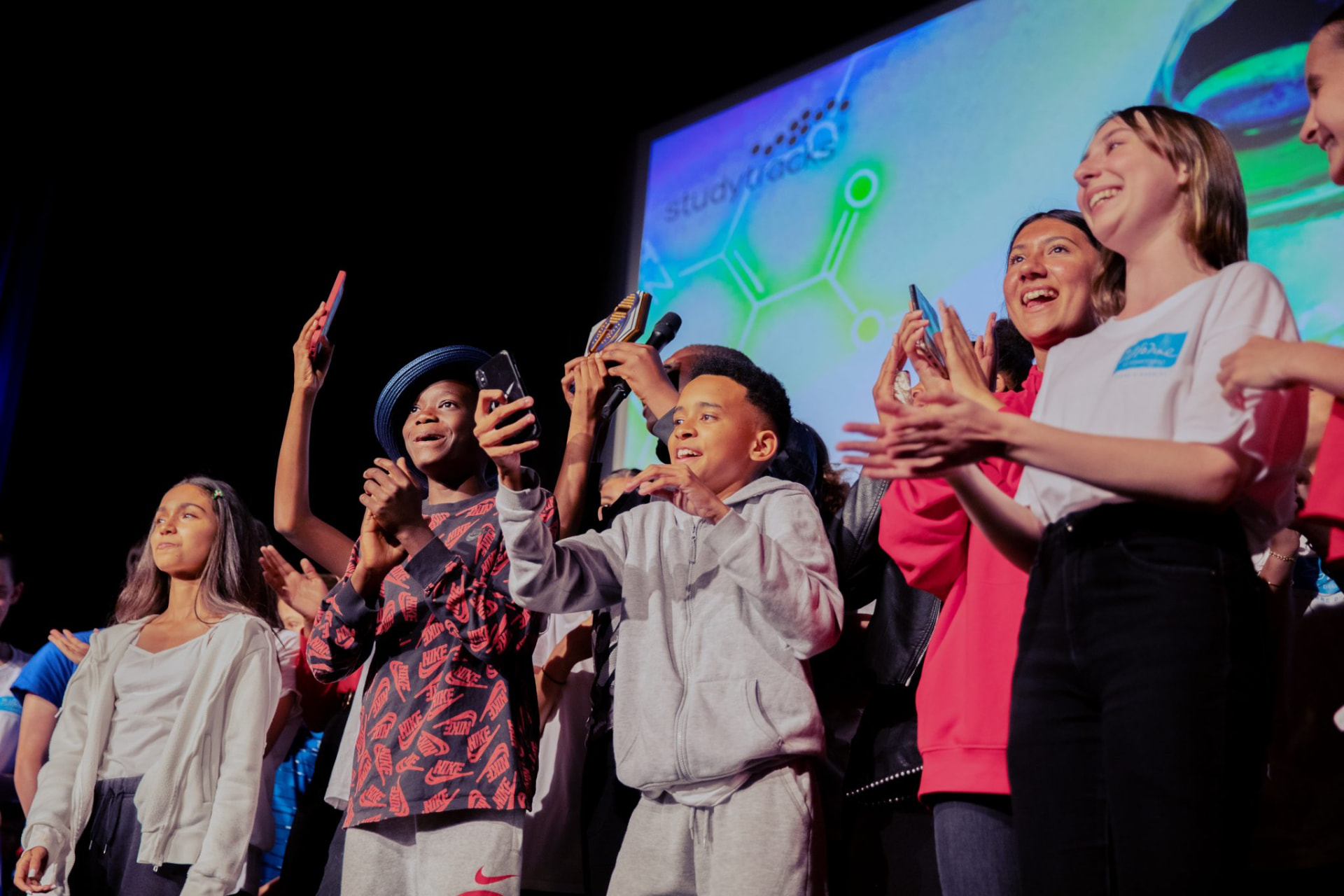 Élèves gagnants des Studytracks Awards sur scène