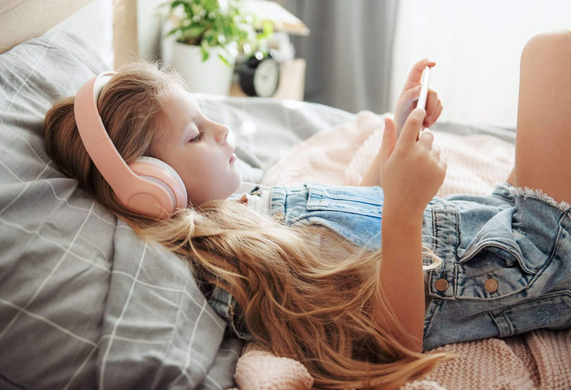 Jeune fille écoutant de la musique au casque